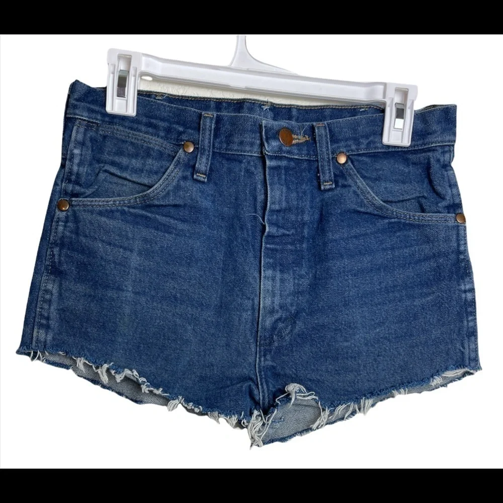 Distressed vintage wrangler shorts size 30 - Picture 3 of 3